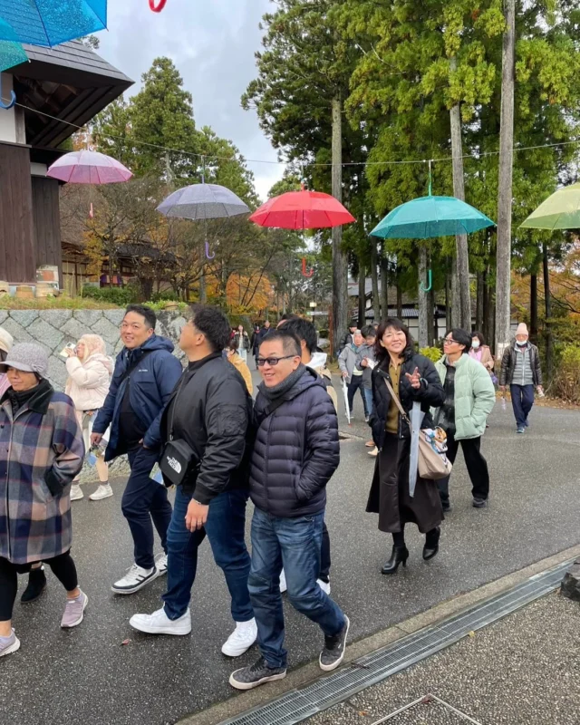 こんにちは！
今日は社員旅行の２日目を紹介します😌
２日目は、ゆのくにの森で金箔貼り体験をし、白川郷へ行って素敵な雪景色を満喫した後、ひがし茶屋街を散策したあとにてらおか風車というすき焼きが美味しいお店で晩御飯を食べました。  ２日目も天候は不安定でしたが、九州では珍しい雪景色をたくさんみることができ、社員のみなさんで楽しむことができました😊  #大野城 
#大野城市 
#水道工事 
#設備屋 
#管工事 
#水道施設工事 
#水漏れ修理 
#縁の下の力持ち 
#採用 
#高卒採用 
#新卒採用
#若手募集 
#リクルート 
#採用活動 
#新卒 #高卒 #大卒
#recruit 
#積極採用 
#福岡求人
#スキルアップ 
#アットホーム 
#地域密着 
#福岡 #fukuoka
#丸藤産業
